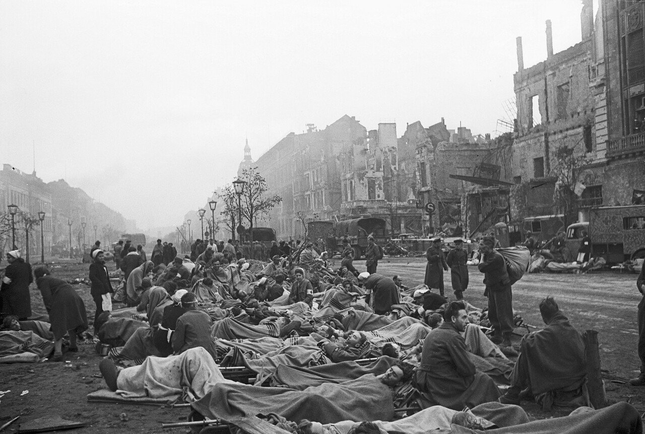 1-A2_KH200958_UnterdenLinden1945_400dpi.jpg