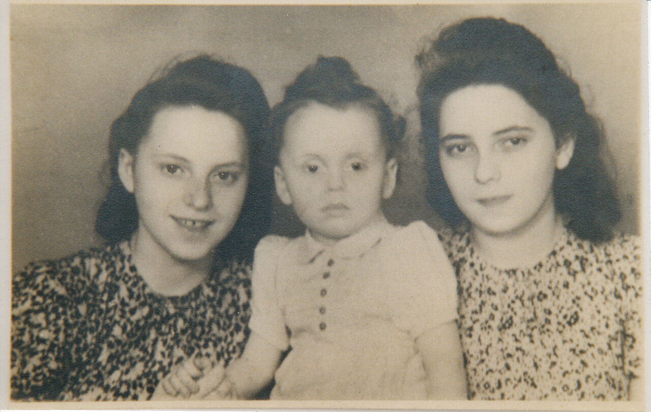 Königsberg 1942/43: Die Geschwister Markowski: Hella, Denny (1940 – 1945) und Rita (*1925). Der Bruder Denny verhungerte wie die Mutter 1945 in Ostpreußen. © Privatarchiv Drober
