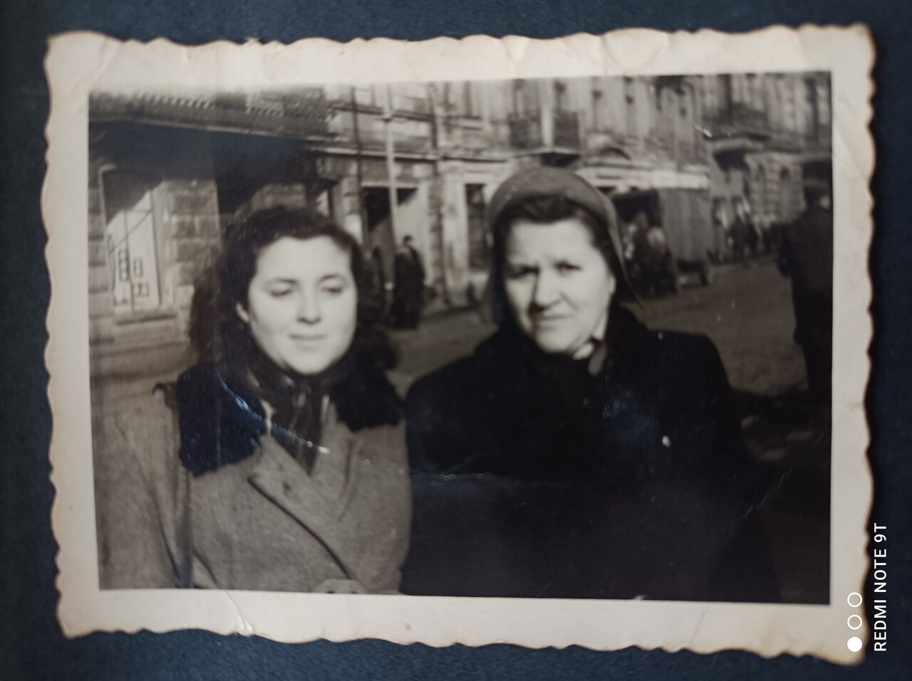 Łódź, 1945 – 1947: Esther Luxemburg und ihre Mutter Sara © Familie Wallheimer