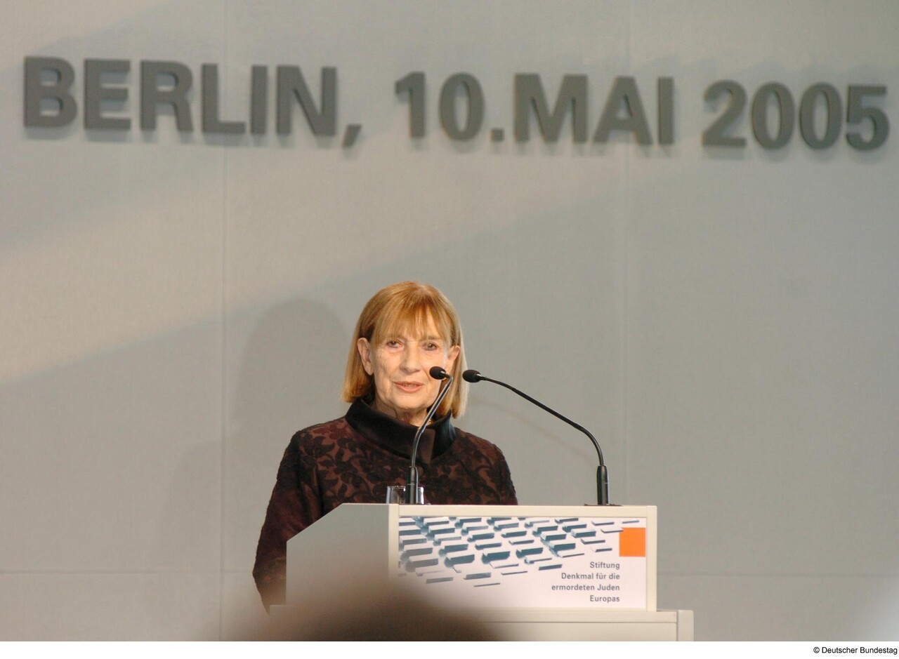 Berlin, 10. Mai 2005: Sabina als Rednerin bei der Übergabe des Denkmals für die ermordeten Juden Europas © Deutscher Bundestag / Lichtblick/Achim Melde