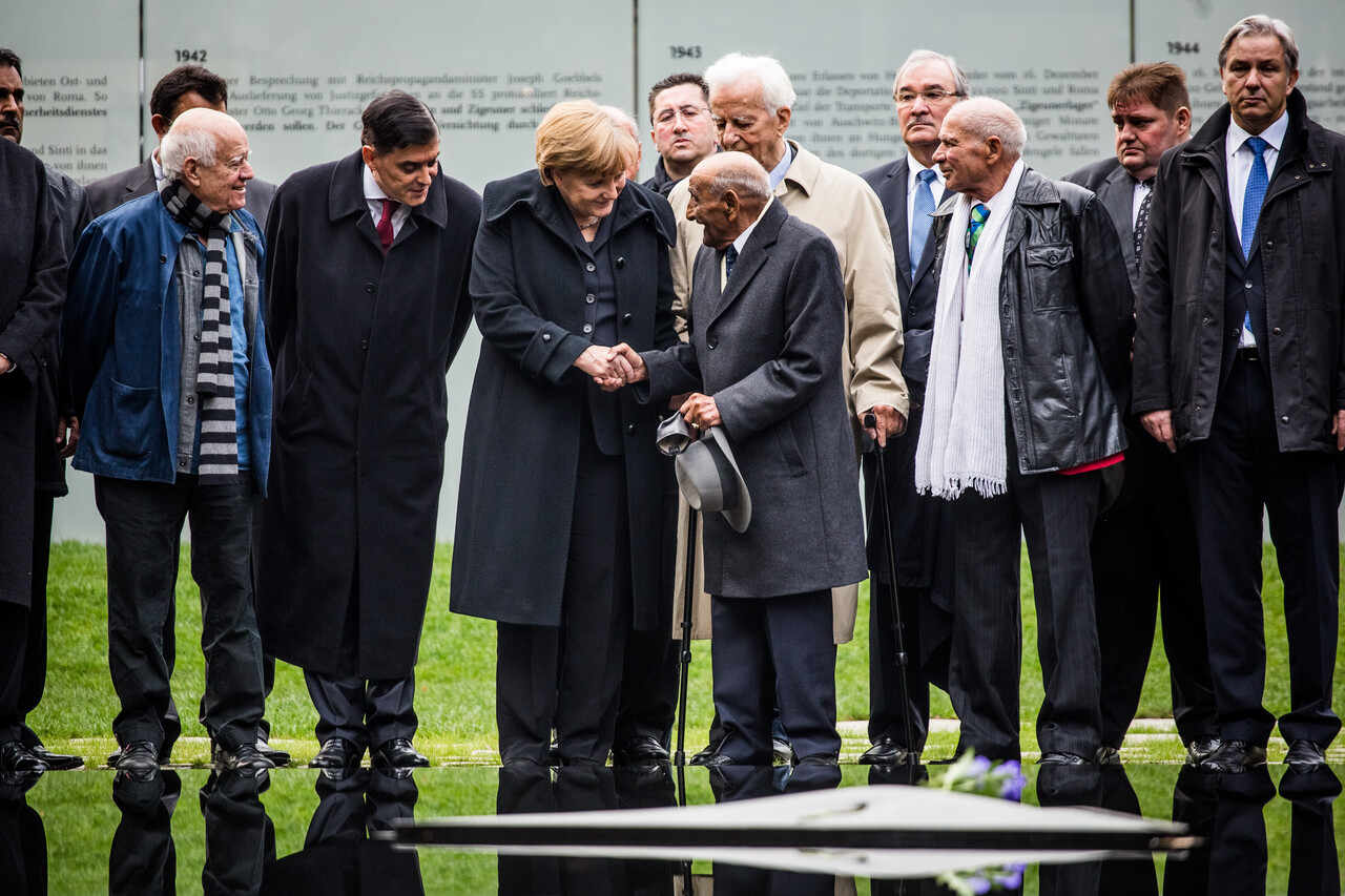 Berlin, 24. Oktober 2012: Einweihung des Denkmals für die im Nationalsozialismus ermordeten Sinti und Roma Europas mit Bundeskanzlerin Dr. Angela Merkel und Reinhard Florian. © Stiftung Denkmal / Marko Priske