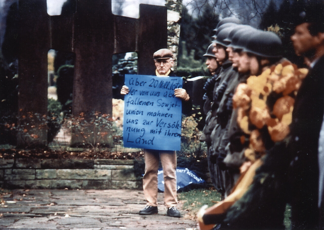 Ludwig Baumann bei einer Kundgebung am Volkstrauertag 1991. © Privatarchiv Baumann