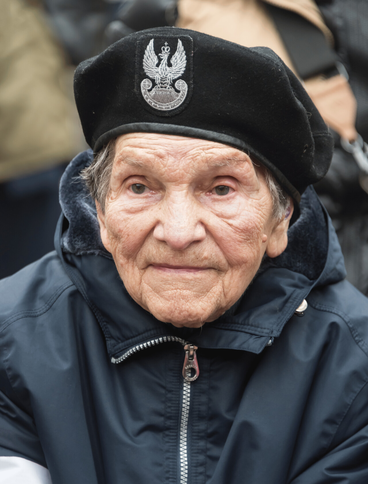 Warschau, 2022: Wanda Traczyk-Stawska auf dem Friedhof der Warschauer Aufständischen im Stadtteil Wola, wo sie über Jahrzehnte aktiv war, all ihren gefallenen Kamerad/-innen ein Grab mit Namen zu verschaffen © Wikipedia / Adrian Grycuk