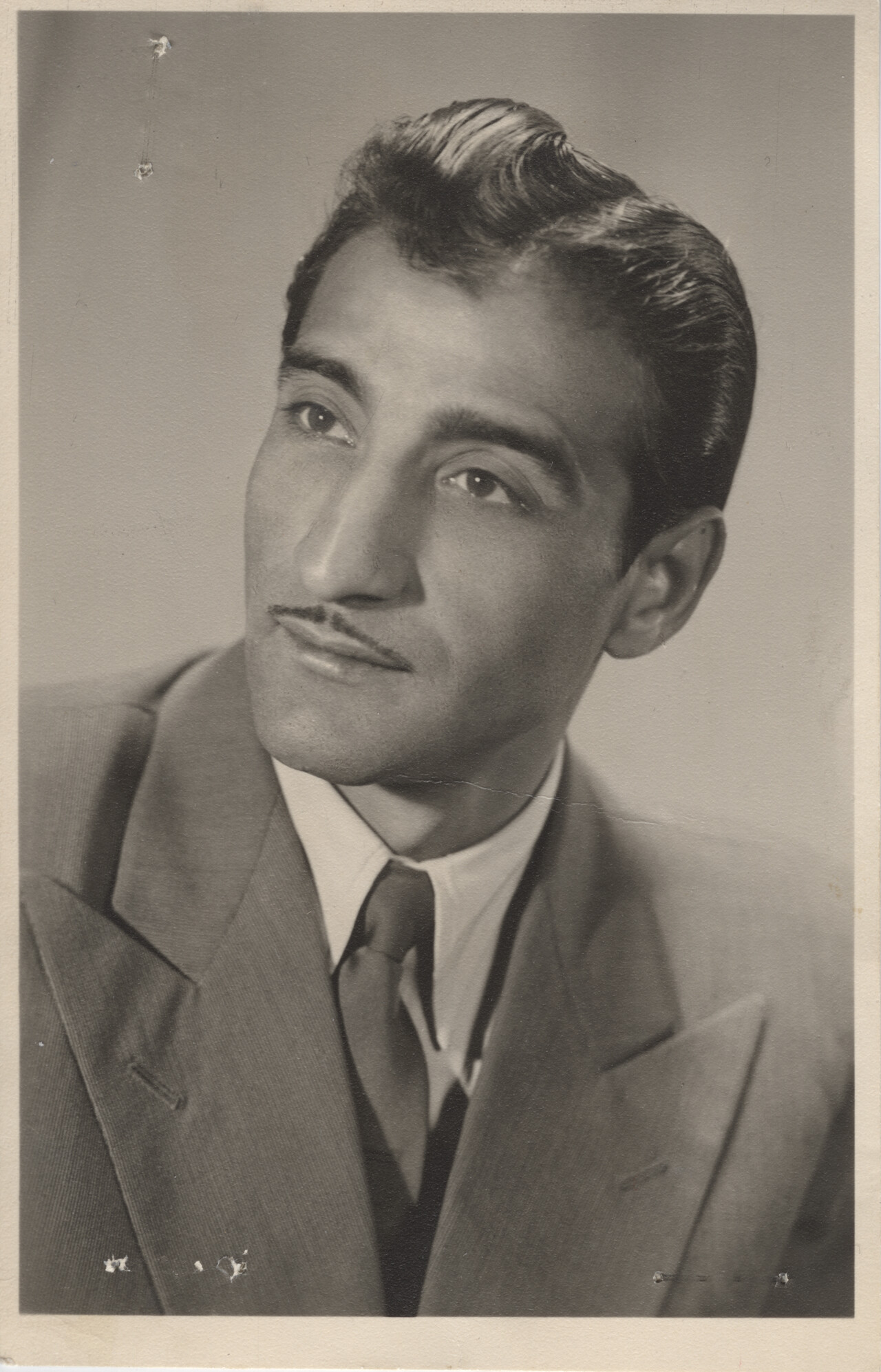 Aschaffenburg, 1948: Reinhard Florian auf einem für die Ausländerbehörde erstellten Foto. Über 30 Jahre – bis 1986 – kämpft er erfolglos um die Wiedererlangung seiner deutschen Staatsbürgerschaft. © Privatarchiv Florian