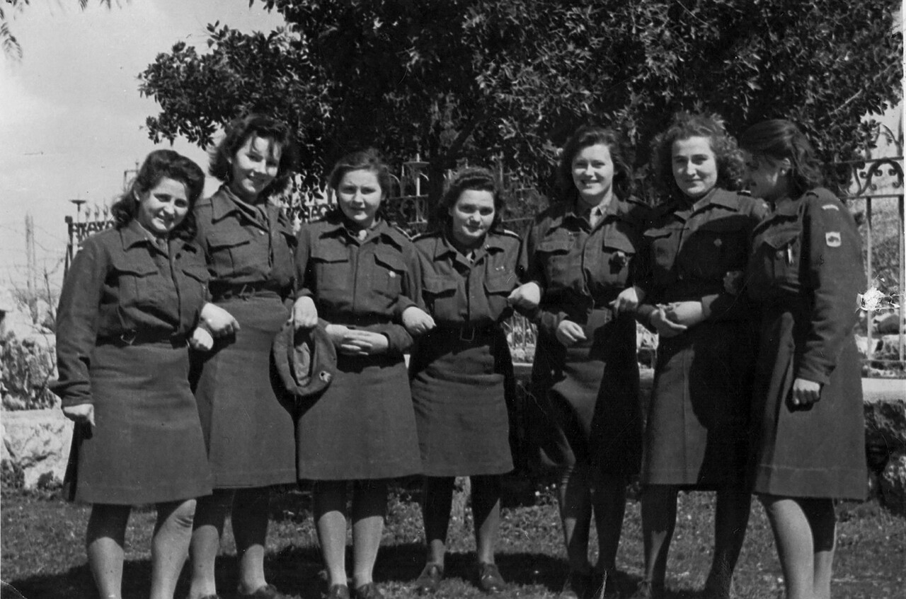 Nazareth (Palästina), 1945/46: Wanda Traczyk-Stawska (Mitte) in der von General Władysław Anders (1892 – 1970) gegründeten Schule für junge freiwillige Frauen © Privatarchiv Wanda Traczyk-Stawska